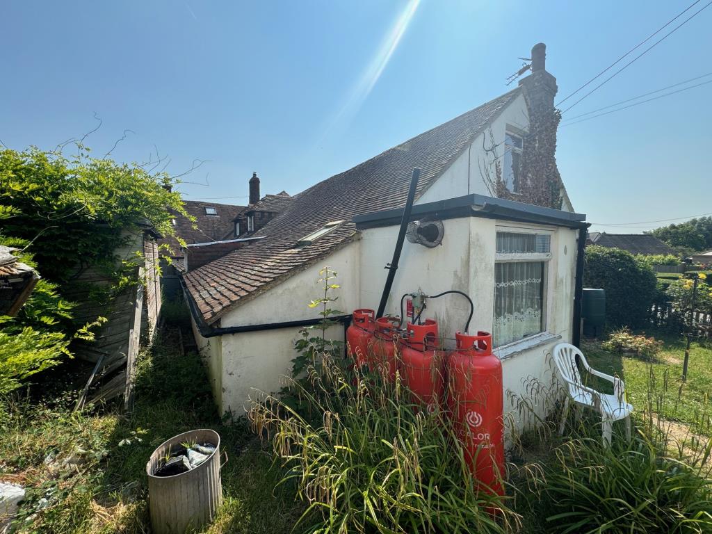 Lot: 106 - PERIOD COTTAGE FOR IMPROVEMENT - Side and rear of property